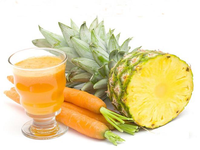 Uma xícara de chá de abacaxi em cubos, uma cenoura, uma xícara de chá de talos de erva doce, um suco de limão e raspas da casca. Use água de coco para ficar mais gostos e bata tudo no liquidificador.