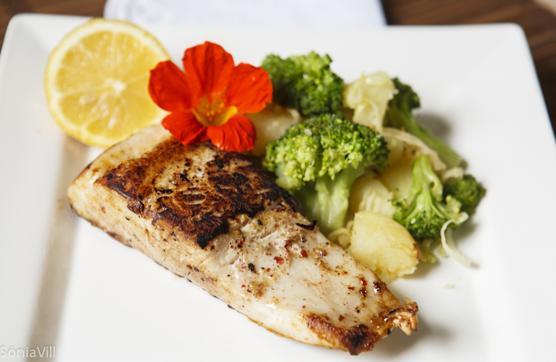 Almoço: Vegetais crus e cozidos à vontade, 1 opção de carboidrato (160 gr de batata doce/ 4 colheres de sopa de arroz integral/ 3 colheres de sopa de lentilha ou grão). 1 opção de proteína (1 omelete com 4 claras e 2 gemas/ 1 filé de frango grelhado/ 1 filé de carne vermelha magra grelhado/ 1 filé grande de peixe assado).