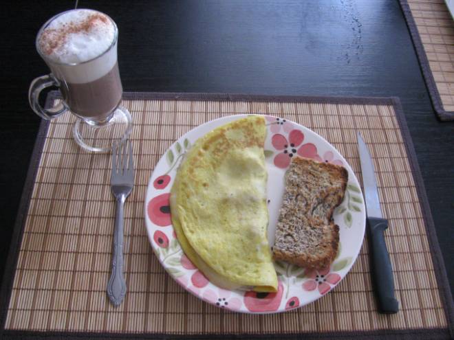 Café da manhã: 1 opção de proteína (omelete com 3 claras e 2 gemas/ 2 colheres de sopa de creme de ricota com duas fatias de peito de peru light/ um iogurte sem lactose). 1 opção de carboidrato (160 gramas de batata doce/ 2 colheres de sopa de aveia ou granola/ 1 fatia de pão sem glúten/ 1 fatia de pão sírio/ 2 torradas integrais/ 120 gr de aipim cozido).