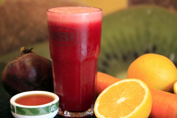 Bata em um liquidificador quatro cenouras, uma maçã, suco de limão sem casca, duas laranjas e um pouco de gengibre. Pede usar água de coco para ficar mais saboroso. Evite açúcar e adoçantes.