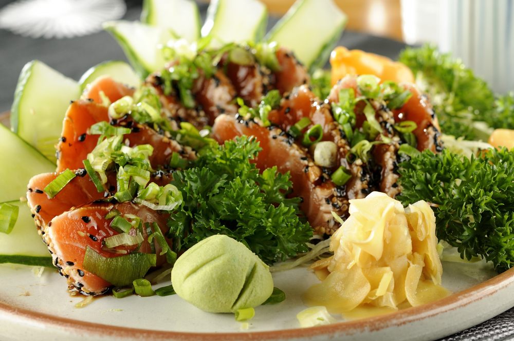Vegetais a vontade 1 opção de proteína (1 omelete com 4 claras e 2 gemas/ 1 filé de frango grelhado/ 1 filé de carne vermelha magra grelhado/ 1 filé grande de peixe assado/ 1 lata de atum light sem água/ 6 a 8 sashimis de salmão, atum ou peixe branco).