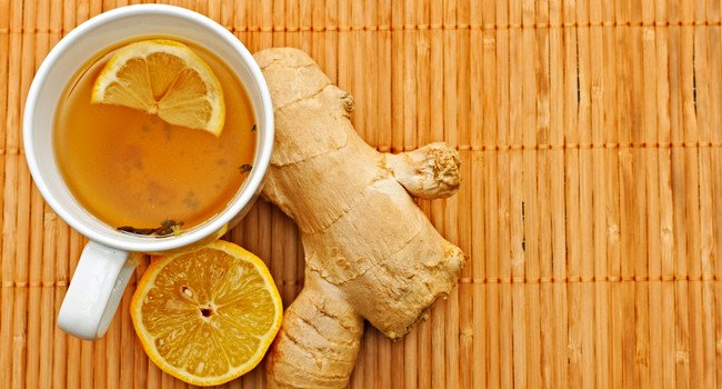 Prepare o suco ao seu gosto: no liquidificador ou apenas espremendo o limão. Feito isso, adicione uma colher de gengibre ralado.