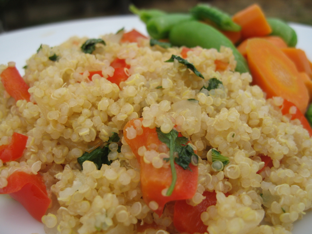 Quinoa: uma proteína completa, que contem 9 aminoácidos essenciais, e que não são fornecidos pelo corpo.