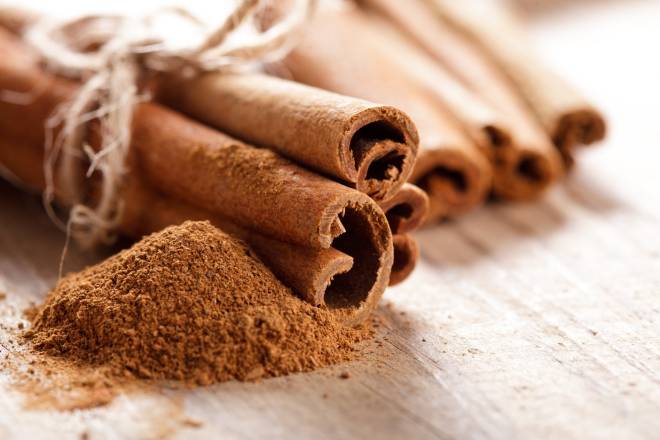 Procure conhecer as várias formas de consumir o pozinho milagrosamente ancestral que é a canela. Na Idade Média, era dos produtos mais caros vendidos na Europa. É um excelente acelerador do organismo e pode ser polvilhado no cafezinho, no chá, e até num shake ou vitamina.