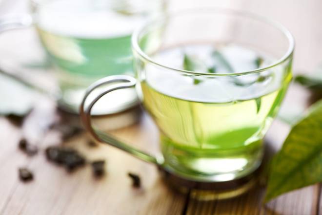 Se além das temíveis gordurinhas, você ainda sofre com o inchaço intestinal, um grande aliado são alimentos e bebidas que eliminam o excesso de água no corpo. Os chás diuréticos são uma forma fácil e charmosa de desinchar a barriga. O chá verde é o mais famoso deles.