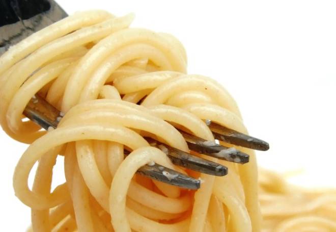 Carboidratos, gordura, glúten e açúcar, se consumidos à noite, vão diretamente alimentar o seu pneu incômodo. Esses alimentos devem ser consumidos com muita parcimônia