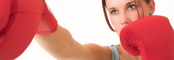 A alimentação não é tudo para exterminar a barriga. A atividade física é muito importante para se conseguir bons resultados. As lutas estão no topo da lista dos exercícios físicos que mais aceleram o metabolismo. O muay thai é o queridinho das meninas de academia, pois é um dos que mais faz perder peso, queimando cerca de 1000 calorias diárias