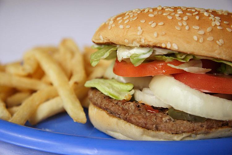 Se você come muita fritura, carboidratos, doces, carnes vermelhas, cuidado! Além do seu corpo sofrer, o fígado, órgão importante que filtra tudo, fica sobrecarregado. Sua alimentação precisa ser a mais natural e balanceada possível. Para desintoxicar, legumes e verduras.