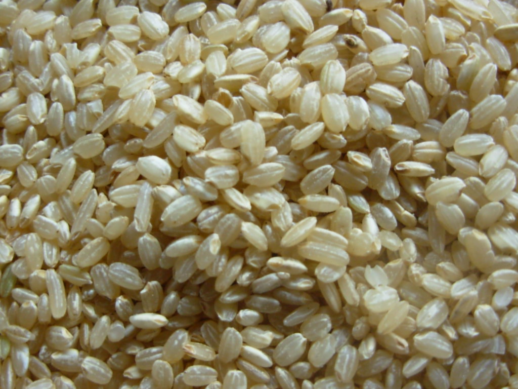 A melhor coisa que você pode fazer é trocar o paupérrimo arroz refinado pelo grão integral, o original. Esse alimento é rico em amido resistente, um carboidrato saudável que queima gorduras e fornece muita energia.