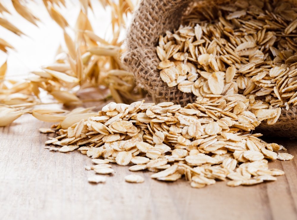 Aveia está no topo da lista dos alimentos que ajudam no emagrecimento. Para além de manter a saciedade por mais tempo, ajuda a mandar embora tudo aquilo que não presta. Rica em fibras solúveis, que ficam mais tempo no estômago e se transformam num gel que atrai açúcar e gordura e elimina-os pelas fezes.