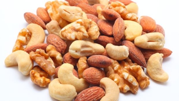 Vitamina E - previne a oxidação do mau colesterol, a LDL. Encontrada em avelãs, nozes, sementes.