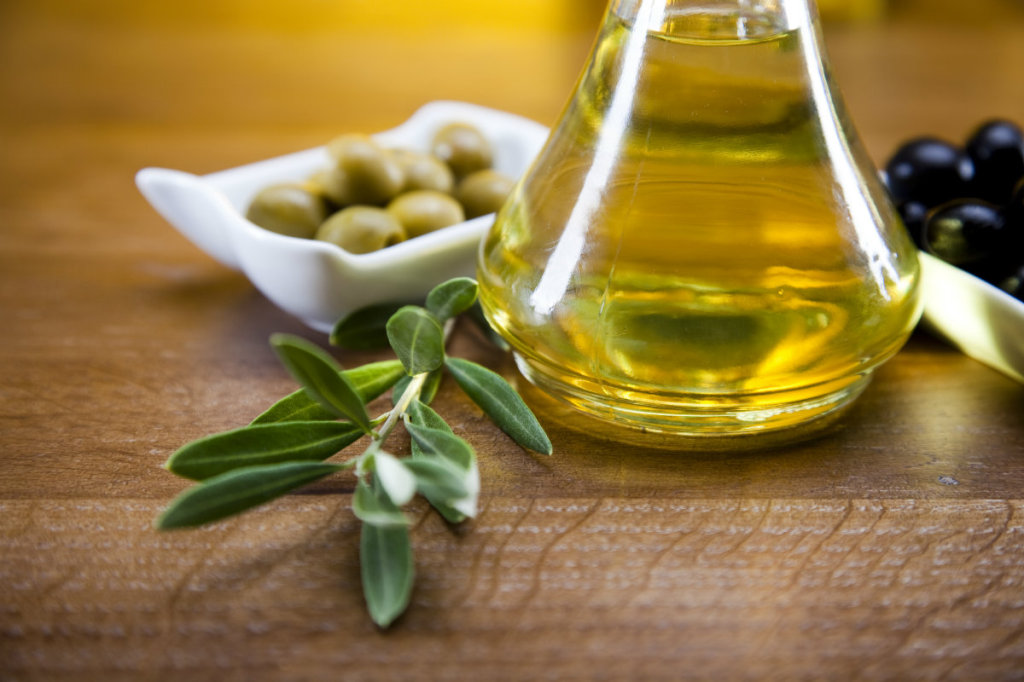 O azeite extra-virgem é uma excelente fonte de antioxidantes e previne o envelhecimento precoce das células. Protege as artérias, combate o colesterol e aumenta o bom colesterol (HDL). O azeite reduz o nível glicêmico, regula a pressão arterial e combate doenças degenerativas. Também contém substâncias com efeito bactericida, capazes de combater a Helicobacter pylori, micro-organismo responsável por casos de gastrite.