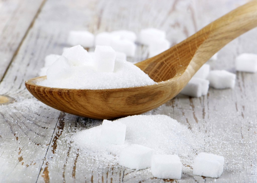 O açúcar refinado branco não existe na natureza. É o resultado de um processamento químico que retira a sacarose branca da garapa, adicionando produtos químicos altamente cancerígenos. Quando as fibras, proteínas, sais minerais e vitaminas são retirados da garapa, resta apenas o carboidrato pobre e isolado. Não é um alimento e, sim, um produto químico.