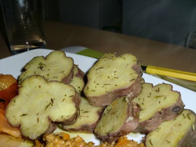 O segredo da batata doce está na sua composição. Grandes quantidades de vitaminas A, C, B1 e B5, além de minerais como cálcio, potássio e ferro.