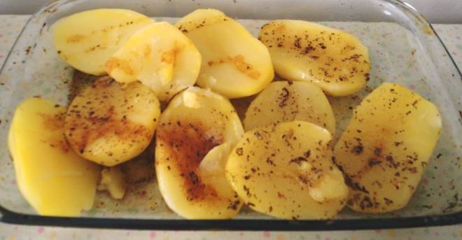 Rica em vitaminas e minerais, a batata-doce mantém o corpo nutrido. É ótima para o colesterol porque impede o acúmulo de gordura nos vasos sanguíneos. A batata-doce é rica em fibras, indispensável na dieta porque ajuda nas funções intestinais.