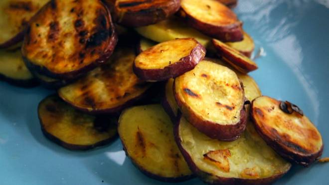 Apesar de possuir carboidratos, o IC - índice glicêmico da batata-doce é muito baixo, o que equilibra a produção de insulina. A quantidade de vitamina C é seis vezes superior que a batata inglesa, o que aumenta a produção de anticorpos. É também boa para quem sofre de osteoporose pelo seu alto índice de cálcio. Além do mais, é muito gostosa.