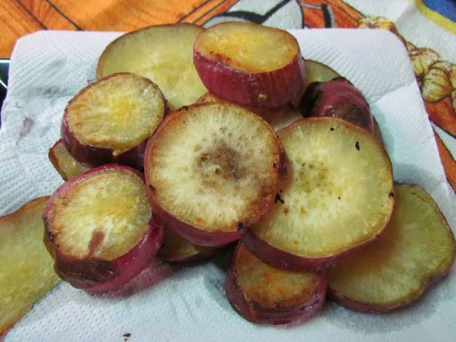 Para quem malha, uma boa combinação é com frango, que possui a proteína magra ideal para alimentar os músculos. Como a batata-doce com saladas e verduras mas evite carboidratos, pois ela já tem o suficiente. Cozinhe e coma a batata-doce sempre com a casca, pois é aí que estão as famosas fibras.