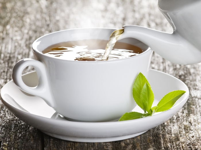Os chás ricos em cafeína azem você urinar com mais frequência, eliminando o excesso de líquidos e toxinas, limpando o organismo e eliminando o inchaço. Os mais recomendados são o chá verde, cavalinha, cabelo de milho, alfafa e dente-de-leão.