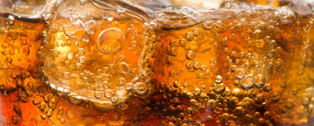 Toda e qualquer bebida com gás, principalmente os refrigerantes, devem ser evitados por quem sofre de inchaço na região abdominal. O gás do refrigerante potencializa ainda mais quem sofre com o inchaço. Além do mais, são ricos em sódio, o vilão do barrigão inchado.