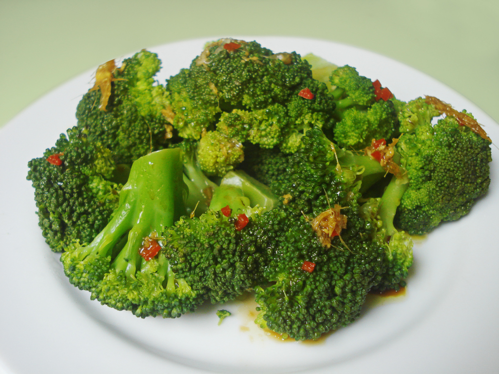 Uma dieta rica em cálcio permite queimar mais calorias por dia. O cálcio interage com os ácidos biliares e aumentam a quantidade de gordura que excretamos. Exemplos: brócolis, espinafre, queijo cottage, ruibarbo e queijo feta. O salmão também é rico em cálcio.