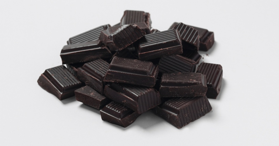 O grande problema no consumo de chocolate é o açúcar branco refinado. Uma pesquisa feita na Europa demonstrou que um pedaço de chocolate amargo pela manhã faz a pessoa diminuir o consumo de calorias ao longo do dia. Além do mais, é rico em gorduras monoinsaturadas, que ajudam a queimar as gorduras más.
