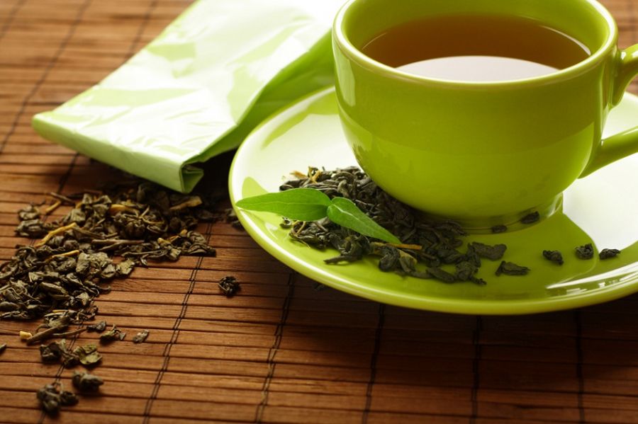 Os antioxidantes do chá queimam gordura, desintoxicam e desincham o organismo. A bebida também acelera o metabolismo e ajuda na digestão. Mas não fique em apenas alguns goles: para fazer efeito, inclua aí umas cinco xícaras ao dia, de preferência entre as refeições.