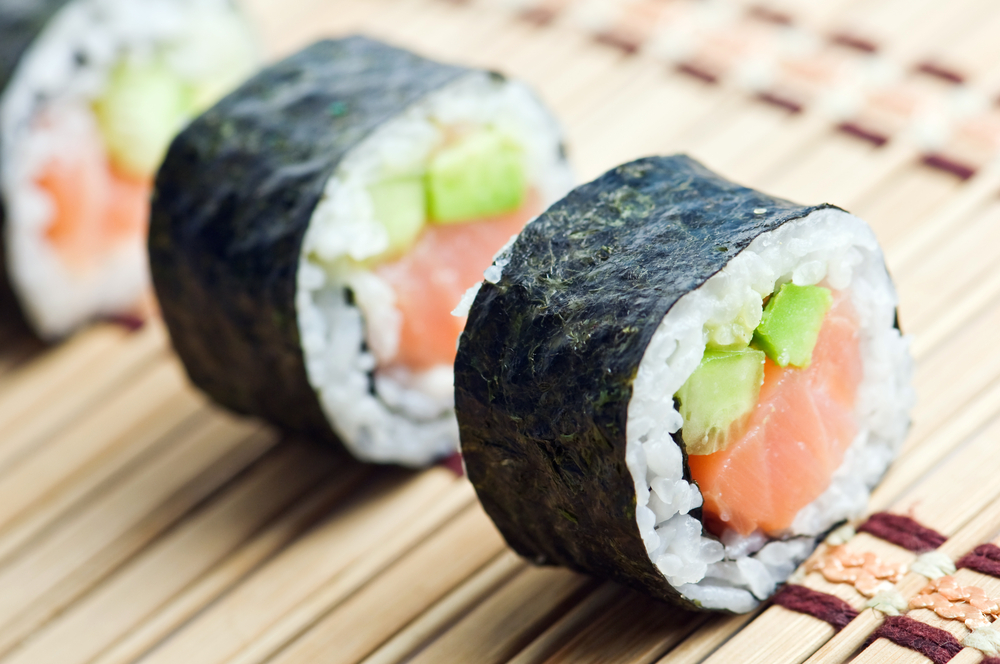 Sushi é o alimento preferido de quem gosta de comida japonesa. No entanto, apesar de ser feito de alga, vegetais e frutos do mar, muitas vezes tem cream cheese. O maior problema é que come-se muitos de uma vez só. Nas suas refeições, mantenha o limite de quatro.