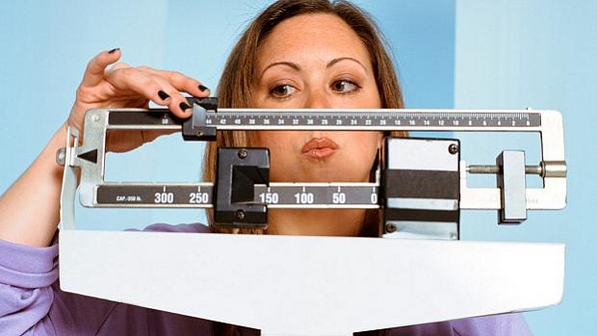 A primeira coisa a fazer é perder peso. Já ensinamos aqui a nova dieta das celebridades, a Dieta Japonesa. Aposte em carnes magras e grelhados, alimentos integrais e muita fruta e verdura. Para acelerar o metabolismo, faça de 5 a 6 refeições por dia.