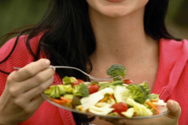 É uma dieta de poucas calorias. No máximo, 800 calorias por dia. É possível perder 2 a 3 quilos por semana. Mas atenção que, no início, ela elimina apenas o excesso de líquido no organismo.