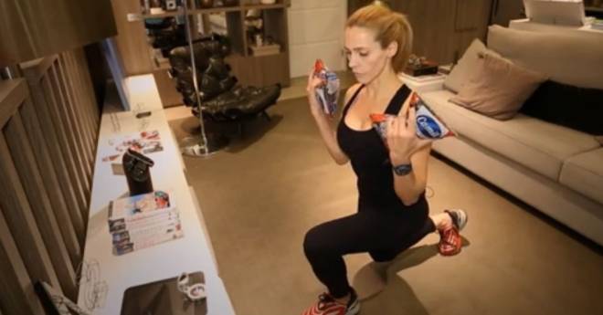 A musculação, além de fortalecer os músculos, consome muitas calorias. Com algumas coisas que você encontra em casa, é possível, por exemplo, fazer flexão nos braços segurando sacos de feijão. Outra dica é deitar no chão, com uma garrafa de água cheia em cada mão, e abrir e fechar os braços, como se estivesse numa cruz.