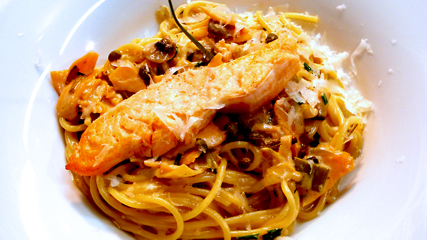 A ingestão diária recomendada a um adulto é de 150 gramas de carboidrato, o que equivale a dois pegadores de espaguete. Pra deixar essa macarronada nutritiva, é preciso incluir proteína, como o salmão, por exemplo