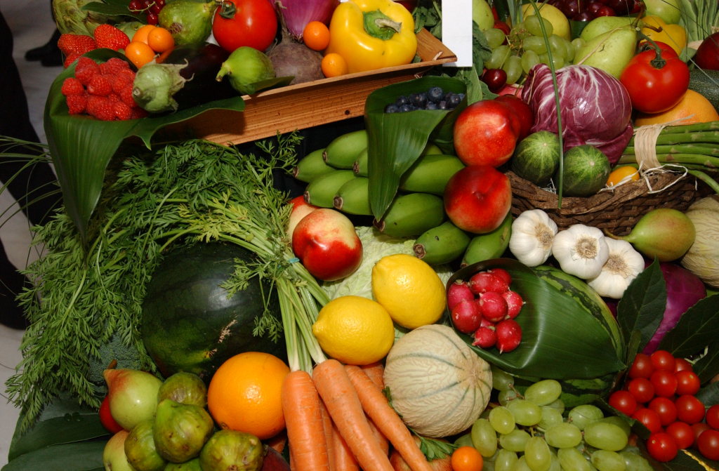 Coma muitas frutas, especialmente maçãs e os cítricos. Couves e repolhos, acompanhados de feijões, pimentões, cebolas e alhos