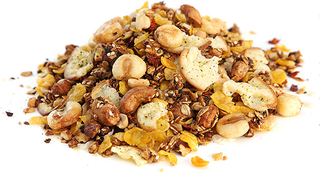 Esse mix de cereais, castanhas e frutas secas tem muita fibras e proporcionam energia. Mas, como muitos contêm açúca, é melhor você investir na versão light. Recomenda-se a ingestão diária de 25 gramas, de preferência no café da manhã para gastar as calorias consumidas durante o dia.