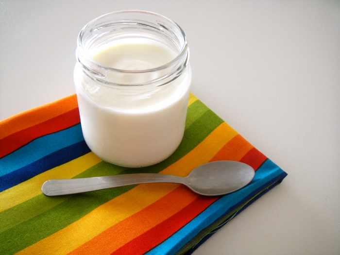 O iogurte possui as tais bactérias do bem que melhoram a flora intestinal e a absorção de nutrientes. Você sente menos fome, a barriga desincha e o metabolismo acelera.