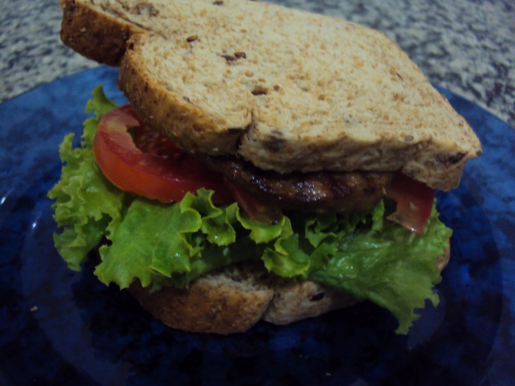 Alguns exemplos do que você pode comer: um iogurte natural com cereais e uma barra de chocolate, um bife grelhado com duas fatias de pão