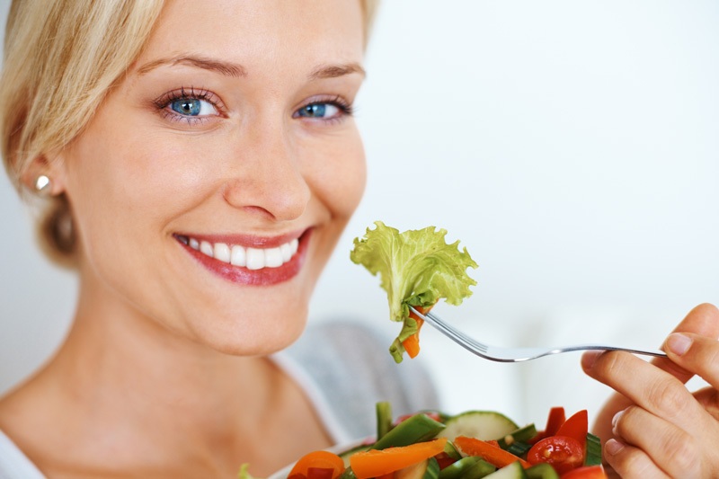 O que acontece quando você come muito rápido é que os alimentos não focam bem mastigados, o que atrapalha a digestão. O bolo fecal chega ao intestino não totalmente digerido, o que provoca o inchaço.