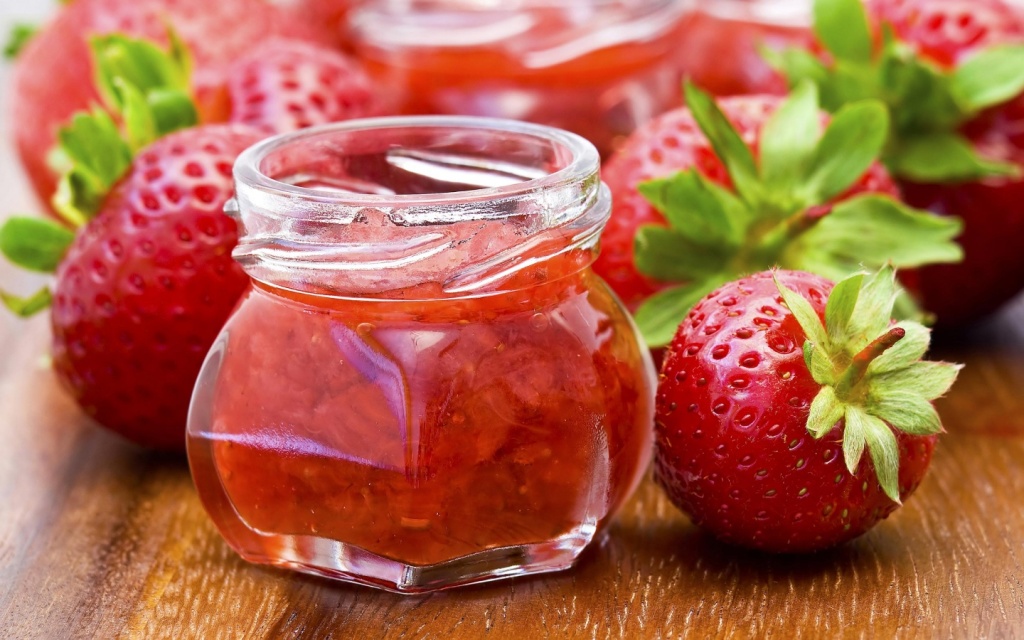 100 gramas de morango possuem 64 mg de vitamina C. A ingestão diária recomendada da vitamina é de 75 a 90 mg. Se você cumprir essa meta, sua pele ficará mais bonita e reforçará seu sistema imunológico.