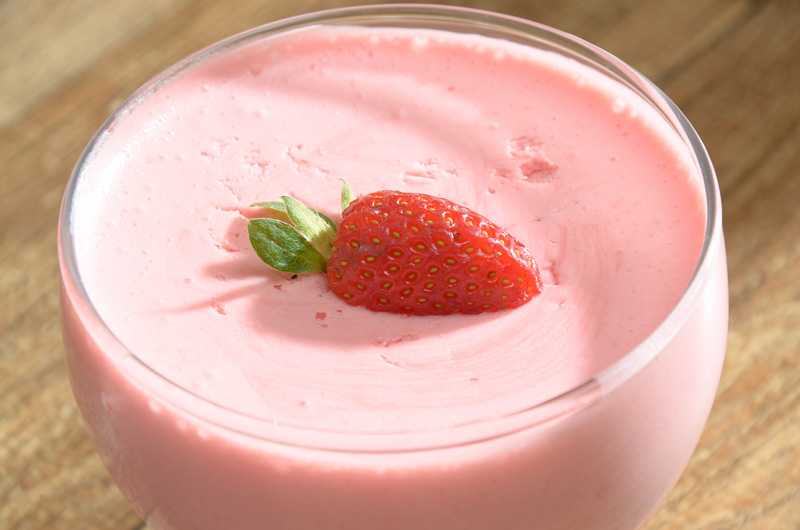 Lave os morangos e pique em pequenos cubos. Prepara a gelatina conforme as instruções do fabricante. Coloque na geladeira até ficar firme. Depois, coloque no liquidificador junto com o morango e o iogurte. Bata bem e coloque em taças individuais umedecidas. Coloque na geladeira e, quando adquirir consistência, é só aproveitar e comer.