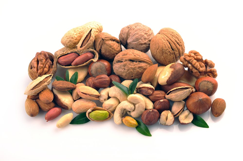 Fornecem as chamadas gorduras do bem (mono e polinsaturadas), que ajudam a reduzir o colesterol. Possuem vitaminas E e selênio, poderosos antioxidantes. Elas também promovem uma sensação de saciedade, evitando o exagero de comida em outras refeições. Ideais para lanches, como mix de castanhas.