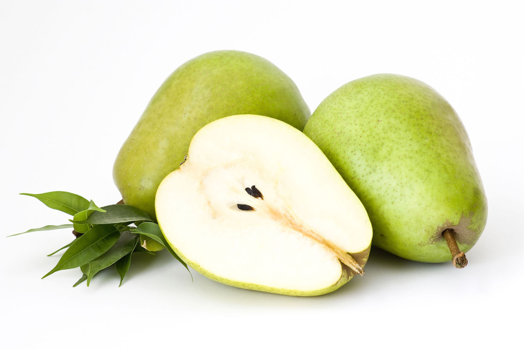 Essa fruta oferece até 15 por cento das fibras necessárias ao dia e a maior parte delas está na casca. Estudos apontam que o seu consumo é baixo em calorias e ajuda a perder o peso.