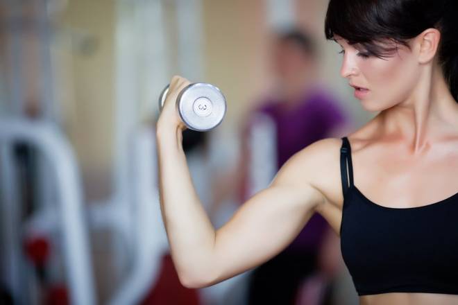 Exercícios de alta intensidade são diferentes dos treinos clássicos aeróbicos pela rapidez e agilidade exigidas. As sequências intercalam atividades aeróbicas com musculação, o que é bem eficiente pra queimar a barriga e tonificar o abdome.