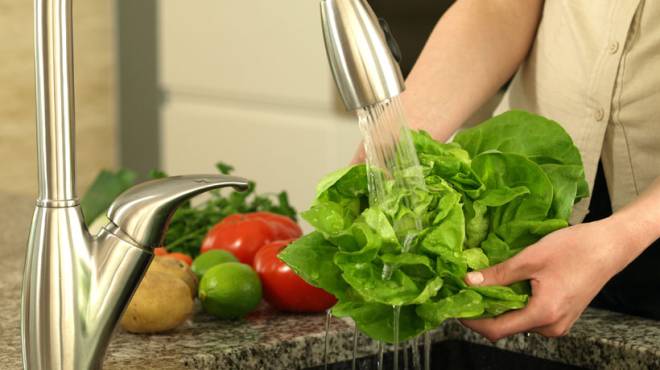 Para saber o que você está comendo e melhor controlar as quantidades, o ideal é você preparar suas refeições. Assim, você pode dosar o sal e o azeite, que são alimentos que precisam de um maior controle.