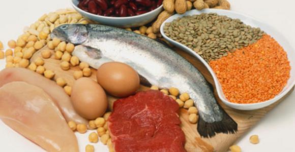 Proteínas com baixo teor de gordura são uma espécie de diurético natural, pois ajudam a expelir os líquidos em excesso. Para serem digeridas, as proteínas produzem um sub-produto tóxico, como a ureia, que precisam ser eliminados pela urina. No entanto, o consumo desse alimentos deve ser moderado para não suceder uma super-produção desses componentes tóxicos.