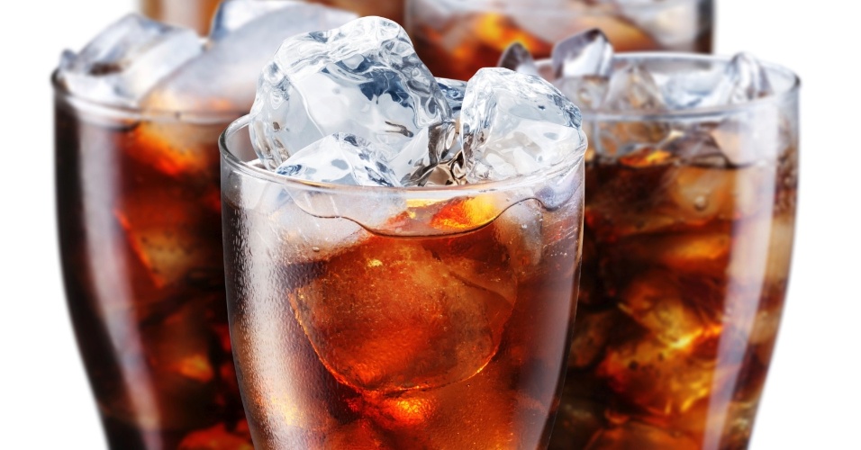 Esse tipo de refrigerante não possui calorias mas uma outra coisa preocupa os especialistas: o adoçante. Além de ser um composto suspeito de ser cancerígeno, o seu alto consumo fomenta o desejo por doces.
