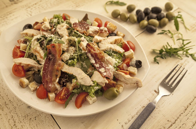 A saladinha pode ser a sua salvação para os dias quentes de verão mas aquelas temperadas com molhos prontos, croutons e queijos, pois costumam ter muitas calorias e gorduras saturadas. Use azeite, limão, e acompanhe com uma proteína leve, como peito de frango ou peixe grelhado.