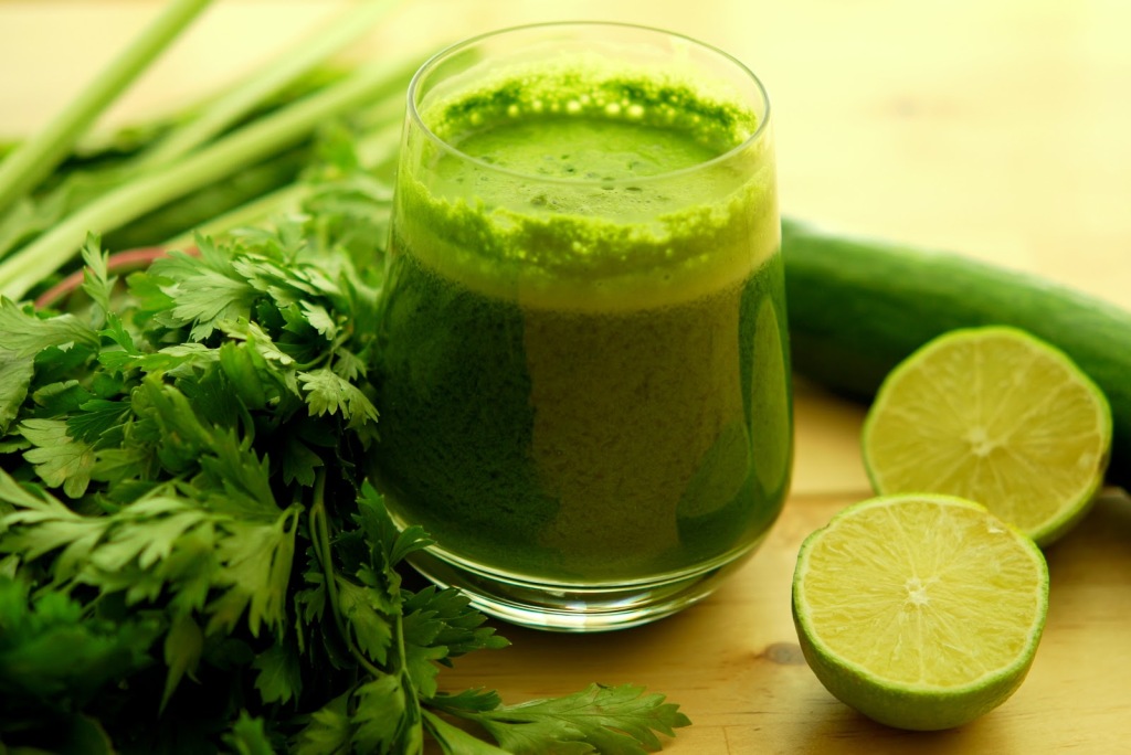 1) Se utilizado junto com exercícios físicos e uma alimentação equilibrada, é um grande aliado na perda de peso; 2) Se você está se alimentando mal, com frituras, alimentos com conservantes e gordura trans, e quer mudar seus hábitos, o suco verde é muito bom pra esse recomeço; 3) Os nutrientes presentes deixam a pele e o cabelo mais bonitos e proporcionam mais disposição.