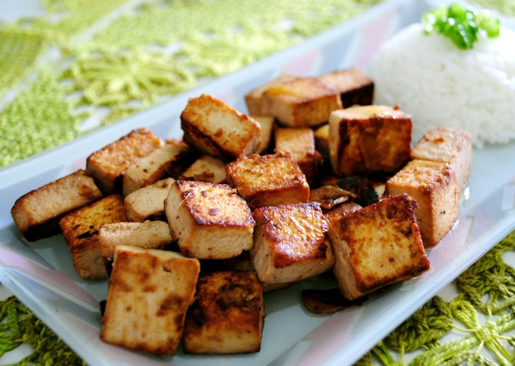 Tofu é também conhecido como o "queijo de soja". 100 gramas do alimento contem cerca de 100 kcal. É um gostoso complemento ao seu almoço para aumentar a saciedade.