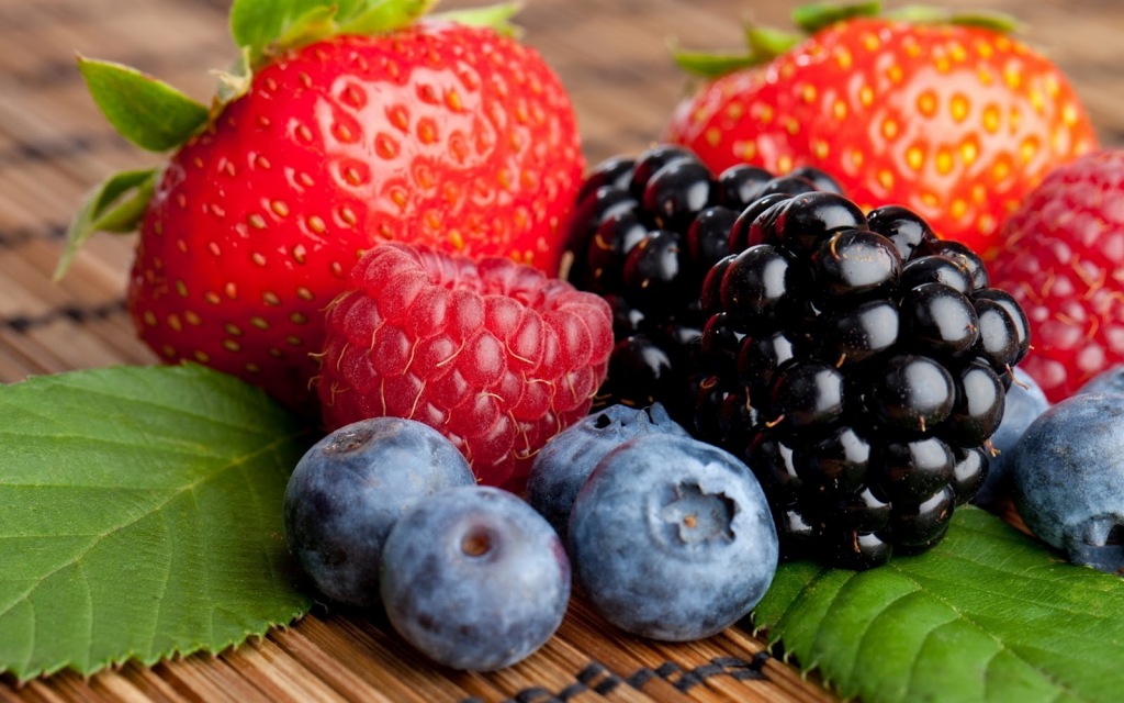 Carotenoides: o becatoreno e o licopeno estão nesse grupo. Encontrados nas frutas vermelhas, tomate, abóbora, damasco, pitanga, mamão, manga, batata-doce.