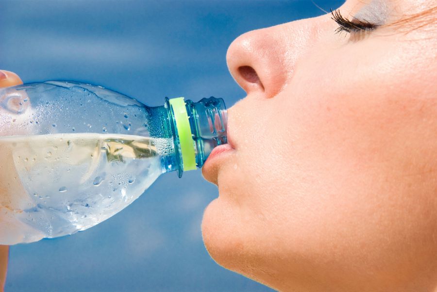 Beber água é essencial para a saúde de todo mundo e, principalmente, para a sua dieta. O ideal é beber dois litros de água por dia. Mas, cuidado! Não tome as chamadas "água de sabor". Elas contem aditivos, adoçantes e, muitas vezes, até açúcar. Beba água de verdade!