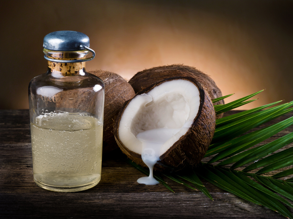 O óleo de coco virgem é uma gordura saturada com grandes benefícios para a saúde: reduz o nível dos triglicerídios, aumenta a capacidade do bom colesterol, o HDL e reduz as inflamações. É capaz também de auxiliar na redução da gordura abdominal.